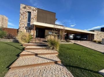 Casa · 218m² · 5 Ambientes · 3 Cocheras · Casa en Venta en Barrio Gran Boedo