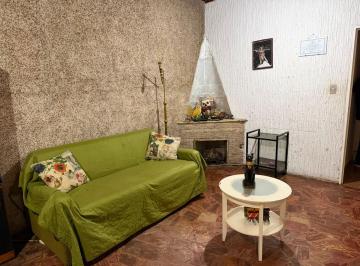 Casa · 180m² · 4 Ambientes · 2 Cocheras · Venta Casa 5 Amb. con Jardin Caseros