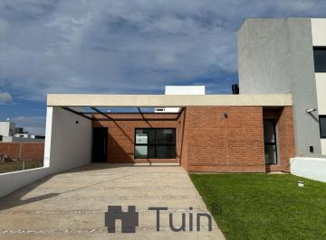 Casa · 102m² · 3 Ambientes · 2 Cocheras · Casa - Docta Av