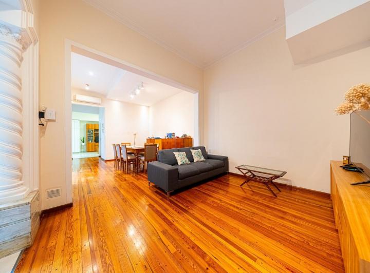 Casa · 230m² · 8 Ambientes · 1 Cochera