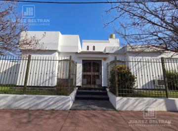 Casa · 166m² · 5 Ambientes · 2 Cocheras · Propiedad de 166 m² Cubiertos. 374 m². 3 Dorm.. Patio con Piscina.