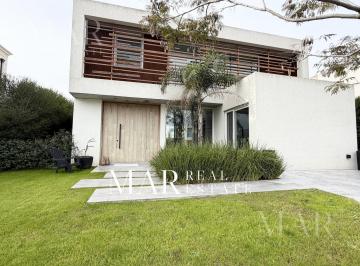 Casa · 250m² · 6 Ambientes · 2 Cocheras · Casa en Alquiler, 4 Dorm, Escritorio, Dep. en Barrio Los Castaños, Nordelta
