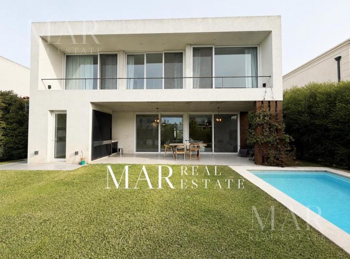 Casa · 250m² · 6 Ambientes · 2 Cocheras