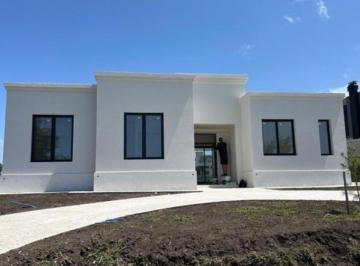 Casa · 195m² · 4 Ambientes · 1 Cochera · Casa en Casonas del Haras