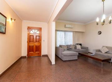 Casa · 180m² · 5 Ambientes · Venta Casa en Caseros C/ Cochera y Patio - Permuta