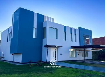 Casa · 260m² · 8 Ambientes · 4 Cocheras · Casa en Neuquen