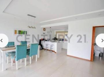 Casa · 142m² · 4 Ambientes · 2 Cocheras · Casa en Venta con Parque y Pileta, Barrio El Rodeo