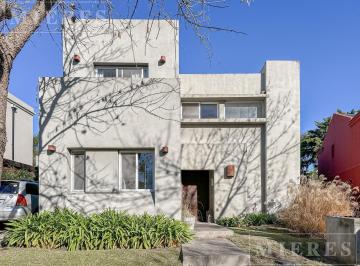 Casa · 124m² · 5 Ambientes · 2 Cocheras · Casa en Alquiler en El Atardecer de 3 Dorm.!