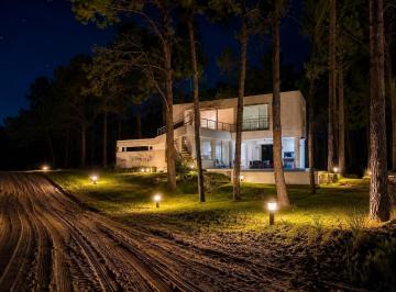 Casa · 200m² · 5 Ambientes · 2 Cocheras · Venta Casa 5 Amb a 250 m de La Playa en Barrio Villarobles Costa Atlántica