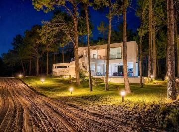 Casa · 200m² · 5 Ambientes · 2 Cocheras · Venta Casa 5 Amb a 250 m de La Playa en Barrio Villarobles Costa Atlántica