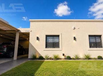 Casa · 400m² · 4 Ambientes · 2 Cocheras · Casa 4 Ambientes - 3 Dorm. - 2 Baños - Parque - Pileta - Ituzaingó Sur