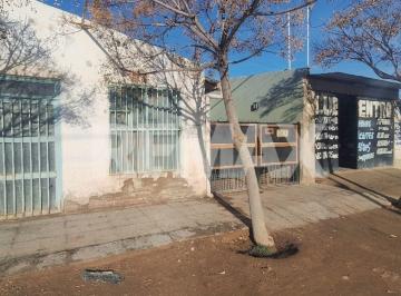 Casa · 303m² · 5 Ambientes · 1 Cochera · Casa 3 Dormis con Quincho + Local Comercial + Depto