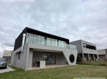 Casa · 202m² · 5 Ambientes · 2 Cocheras · Lagoon Pilar Casa Venta o Alquiler
