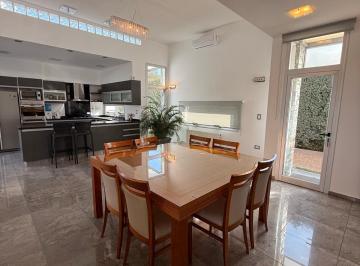Casa · 390m² · 6 Ambientes · 4 Cocheras · Casa en Venta - Cañuelas Country Golf