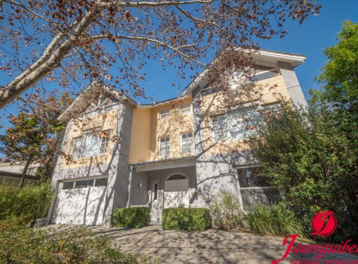 Casa · 885m² · 15 Ambientes · 4 Cocheras