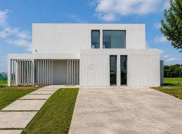 Casa · 230m² · 2 Cocheras · Casa en Alquiler en Los Cardos, Manuel Alberti, Pilar