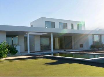 Casa · 320m² · 5 Ambientes · 2 Cocheras · Casa en Alquiler Anual Sobre Cancha de Polo en Pilará Milord