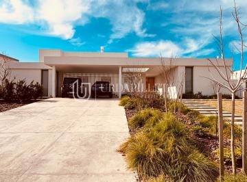Casa · 320m² · 6 Ambientes · 2 Cocheras · Casa en Alquiler Anual Sobre Cancha de Polo en Pilará Milord