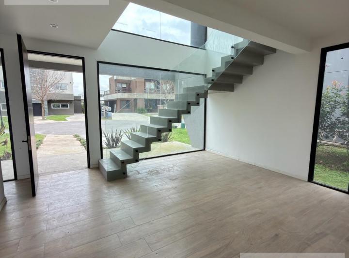 Casa · 202m² · 5 Ambientes · 4 Cocheras