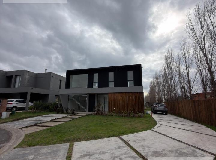 Casa · 202m² · 5 Ambientes · 4 Cocheras