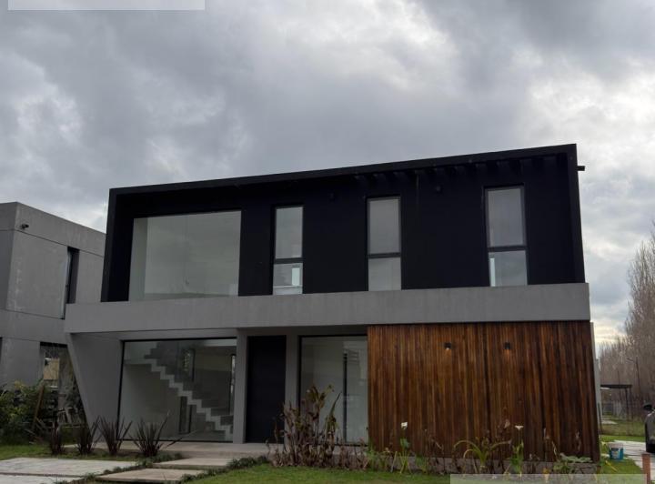 Casa · 202m² · 5 Ambientes · 4 Cocheras