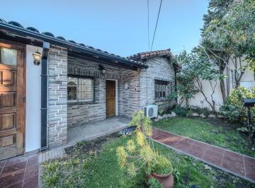 Casa · 162m² · 4 Ambientes · 2 Cocheras · Venta - Casa 4 Amb en Hurlingham Cochera y Patio