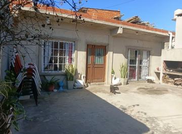 Casa · 120m² · 4 Ambientes · 2 Cocheras · Casa en Venta en José C. Paz - 3 Dorm. - Parrilla - Horno de Barro - Muy Equipada