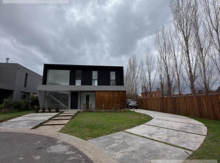 Casa · 202m² · 4 Ambientes