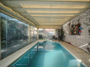 Casa · 102m² · 3 Ambientes · 1 Cochera · Venta Casa 3 Amb con Parque y Piscina en Caseros