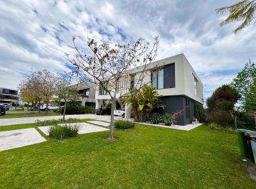 Casa · 530m² · 6 Ambientes · 4 Cocheras · Casa en Venta en Islas del Golf, Nordelta, Tigre