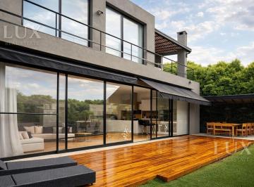 Casa · 250m² · 6 Ambientes · 4 Cocheras · Casa a La Laguna en Venta