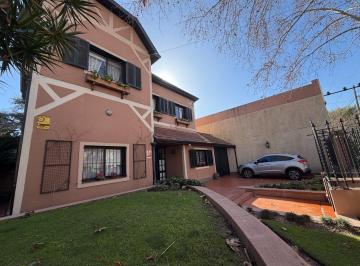 Casa · 334m² · 6 Ambientes · 5 Cocheras · Hermoso Chalet Sobre Lote de 17.32x58