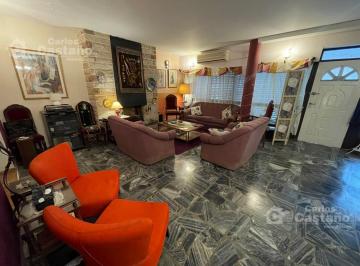 Casa · 280m² · 5 Ambientes · 1 Cochera · Clásico Chalet en 2 Plantas de Lote 10x30 m con Fondo, Quincho, Piscina y Garaje