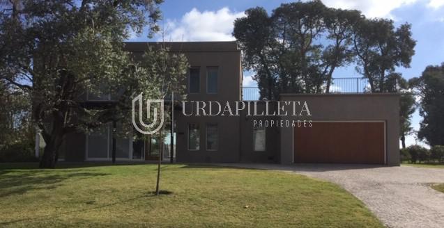 Casa · 400m² · 5 Ambientes · 1 Cochera