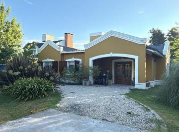 Casa · 205m² · 4 Ambientes · 3 Cocheras · Excelente Casa en Venta en Palmares de Pilar