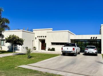 Casa · 170m² · 6 Ambientes · 8 Cocheras · Casa en Venta de 3 Dorm. con Pileta en Campos de Esther