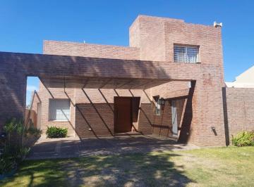 Casa · 448m² · 5 Ambientes · Casa en Alejandro Centeno