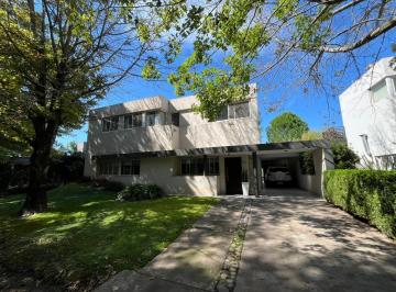 Casa · 230m² · 5 Ambientes · 2 Cocheras · Casa en Sol del Paraná