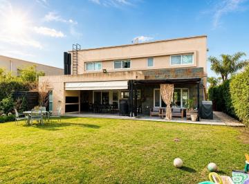 Casa · 196m² · 4 Ambientes · 2 Cocheras · Casa 3 Dorm. - Miraflores - Funes Hills
