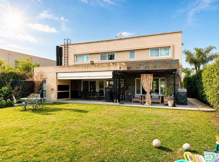 Casa · 196m² · 4 Ambientes · 2 Cocheras