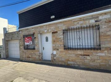 Casa · 200m² · 7 Ambientes · 1 Cochera · Casa Uso Familiar / Apta Profesionales