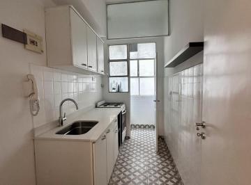 Departamento · 54m² · 2 Ambientes · Muy Amplio 2 Amb en Edficio Antiguo de Categoría. Reciclado. Cerca de Todo.