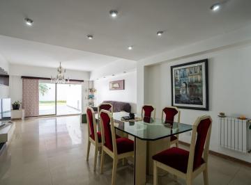 Casa · 183m² · 4 Ambientes · 1 Cochera · Casa Dúplex en Venta 4 Ambientes con Jardín en Flores, Capital Federal, Buenos Aires