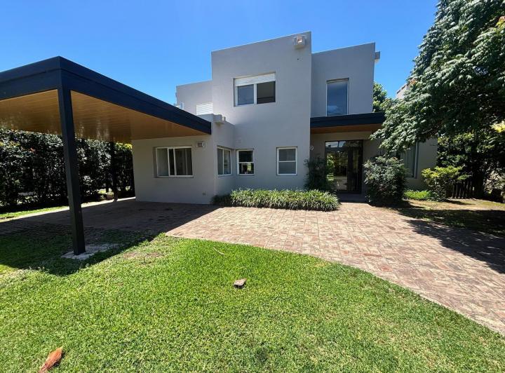Casa · 240m² · 5 Ambientes · 2 Cocheras