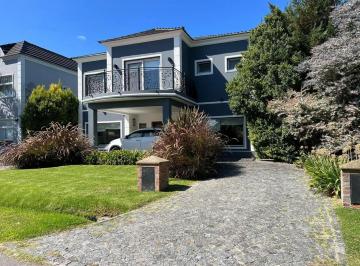 Casa · 250m² · 5 Ambientes · 1 Cochera · Casa en Altos de Hudson I