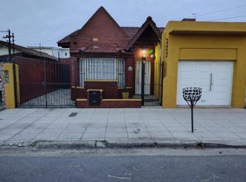 Casa de 4 ambientes, La Matanza · Excelente Chalet 4 Amb en Venta con Cochera, Patio y Pileta en Lomas del Mirador