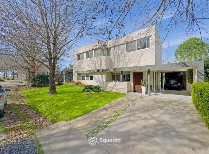 Casa · 230m² · 4 Ambientes · 3 Cocheras