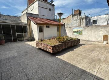 Edificio · 820m² · 3 Ambientes · Edificio Comercial en Alquiler - 2 Dorm. 2 Baños - Depósito - Mataderos