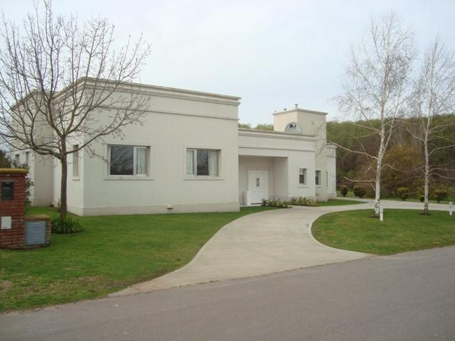 Casa · 300m² · 4 Ambientes · 2 Cocheras