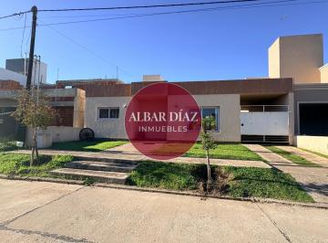 Casa · 150m² · 5 Ambientes · 1 Cochera · Casa de 3 Dorm. en Comarca de Allende